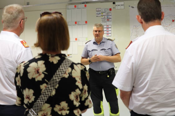 Landeslagezentrum erklärt: Berufsfeuerwehrkommandant Florian Alber im Gespräch mit der Delegation  aus Oberösterreich (Foto: LPA/Maja Clara)
