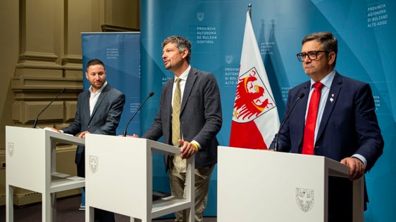 Land und Bezirksgemeinschaften bieten 19 Nightliner-Hauptlinien und 30 Anschlusslinien mit Shuttles an. Dies erklärten der Direktor des Landesamts für Personennahverkehr Mirko Waldner, Mobilitätslandesrat Daniel Alfreider und der Präsident der Bezirksgemeinschaft Pustertal Robert Alexander Steger. (Foto: LPA/Fabio Brucculeri)