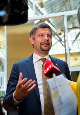 Der ladinische Bildungslandesrat Daniel Alfreider sieht in den kleinen Schulen das Herz des ländlichen Raums. (Foto: LPA/Fabio Brucculeri)