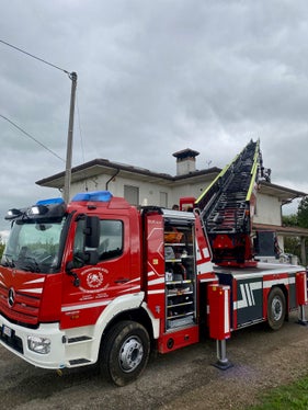 Il personale dei vigili del fuoco volontari di Lana e Caldaro (nella foto) e del Corpo permanente dei Vigili del fuoco di Bolzano stanno lavorando nelle zone del Friuli-Venezia Giulia colpite da grandinate di eccezionale intensità. (Foto: ASP/Vigili del fuoco volontari dell'Alto Adige)