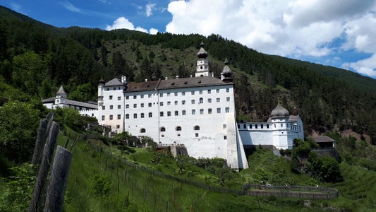 Idealer Ort für die Euregio-Sitzungen und Vorstellung des neuen Euregio-Wetterberichts am 14. Juni: Das Benediktinerstift Marienberg zeichnet seit knapp 170 Jahren Wetterdaten auf. (Foto: Euregio) 