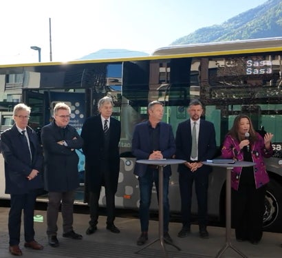 In foto (da sinistra) Herbert Von Leon (presidente Raiffeisenverband), Alberto Naef (direttore generale Banca Popolare), Gerhard Brandstätter (presidente Cassa di Risparmio), Patrick Dejaco (Project manager Sta - Strutture Trasporto Alto Adige SpA), l'assessore provinciale Daniel Alfreider e Astrid Kofler (presidente Sasa). (Foto: USP/Bruno Benedetto)

