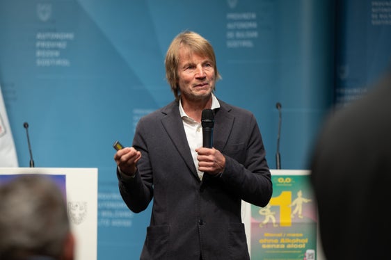 La campagna di prevenzione dell'alcol si sta sviluppando verso un futuro positivo, il consumo giornaliero tra uomini e donne è in calo, il 35% della popolazione totale in Alto Adige è astemia o quasi: il direttore del Forum Prevenzione Peter Koler alla presentazione (Foto: USP/Greta Stuefer)