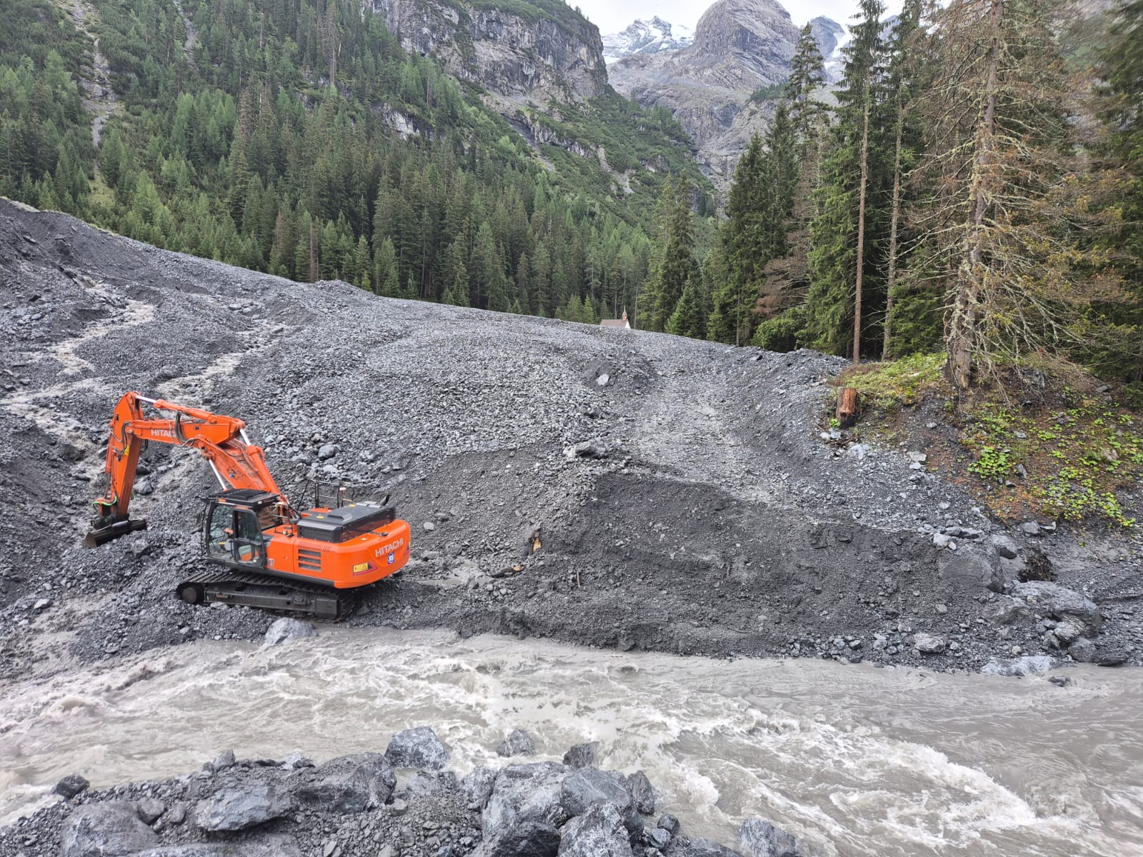 Dopo la colata detritica verificatasi il 21 agosto nel Rio di Plaies e nel Rio Vedretta del Circo a Trafoi, la squadra di intervento sta ripulendo il torrente per ripristinarne il libero scorrimento. (Foto: USP/Ufficio Sistemazione bacini montani ovest dell'Agenzia per la Protezione civile)
