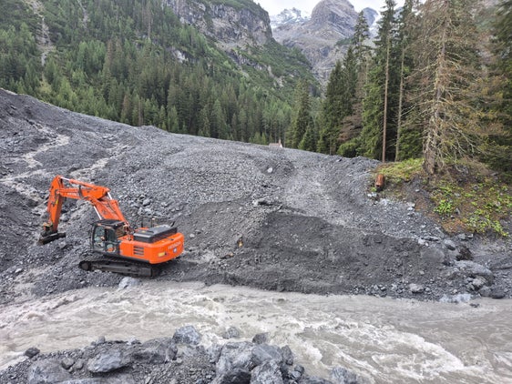 Dopo la colata detritica verificatasi il 21 agosto nel Rio di Plaies e nel Rio Vedretta del Circo a Trafoi, la squadra di intervento sta ripulendo il torrente per ripristinarne il libero scorrimento. (Foto: USP/Ufficio Sistemazione bacini montani ovest dell'Agenzia per la Protezione civile)