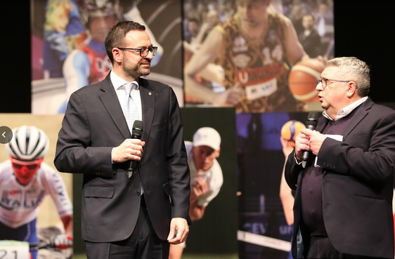 Storie di campioni altoatesini. Solo per Sport 25 prosegue il tour itinerante inaugurando la tappa al Centro per la Cultura di Merano. Nella foto il vicepresidente Marco Galateo (a sinistra) e l'ideatore dell'iniziativa, il giornalista bolzanino Daniele Magagnin, durante l'inaugurazione dell'evento tenutasi nei giorni scorsi al Teatro Cristallo di Bolzano. (Foto: USP)