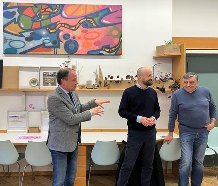 Uno spazio a disposizione di bambine e bambini dai 3 ai 6 anni dedicato a percorsi e laboratori. Al Centro Vintola 18 è stato inaugurato un atelier creativo. Nella foto (da sinistra) l'assessore Vettorato, il direttore dell’Ufficio politiche giovanili del Dipartimento cultura italiana, Claudio Andolfo, e Luciano Altieri, presidente dell'Associazione Vintola 18 (Foto: ASP)