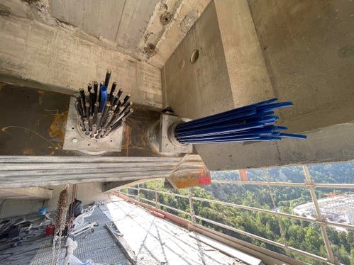 Am Samstag wurden die Arbeiten unterhalb der Brücke mit dem Spannen der Kabel fortgesetzt, begleitet von einer kontinuierlichen Überwachung durch Sensoren. Diese Phase war entscheidend: nach positiver Bewertung der Messergebnisse und der technischen Freigabe konnten die Einschränkung auch für den Schwerverkehr aufgehoben werden. (Foto: LPA/Gnews)