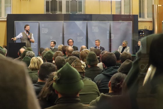 Podium bei der Jungjägerfeier 2024 (von links): Gastredner Dominik Dachs, Jagdverbandsgeschäftsführer Benedikt Terzer, Landesjägermeister Günther Rabensteiner, Forstwirtschaftslandesrat Luis Walcher, Landesforstdirektor Günther Unterthiner, Erster Mitarbeiter des Landesamtes für Wildtiermanagement Dominik Trenkwalder. (Foto: LPA/Maja Clara)