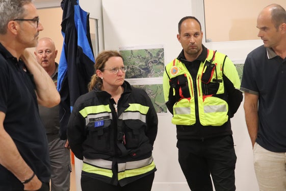 Lagedarstellung nach Unwetterschäden in Hafling (von links): Bevölkerungsschutzlandesrat und Landeshauptmann Arno Kompatscher, Feuerwehrpräsident Martin Künig, Bürgermeisterin Sonja Plank, Jonas Hochkofler von der Agentur für Bevölkerungsschutz, Michael Gamper, Direktor des Amtes für Zivilschutz in der Agentur für Bevölkerungsschutz (Foto: LPA/Maja Clara)