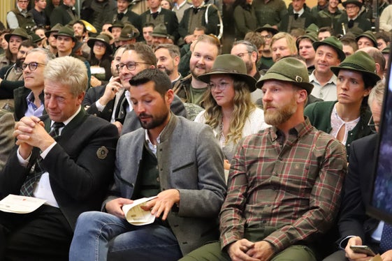 Auch Landtagsabgeordneter Franz Locher (links) erhielt gestern seinen Jagdbefähigungsnachweis. (Foto: LPA/Maja Clara)