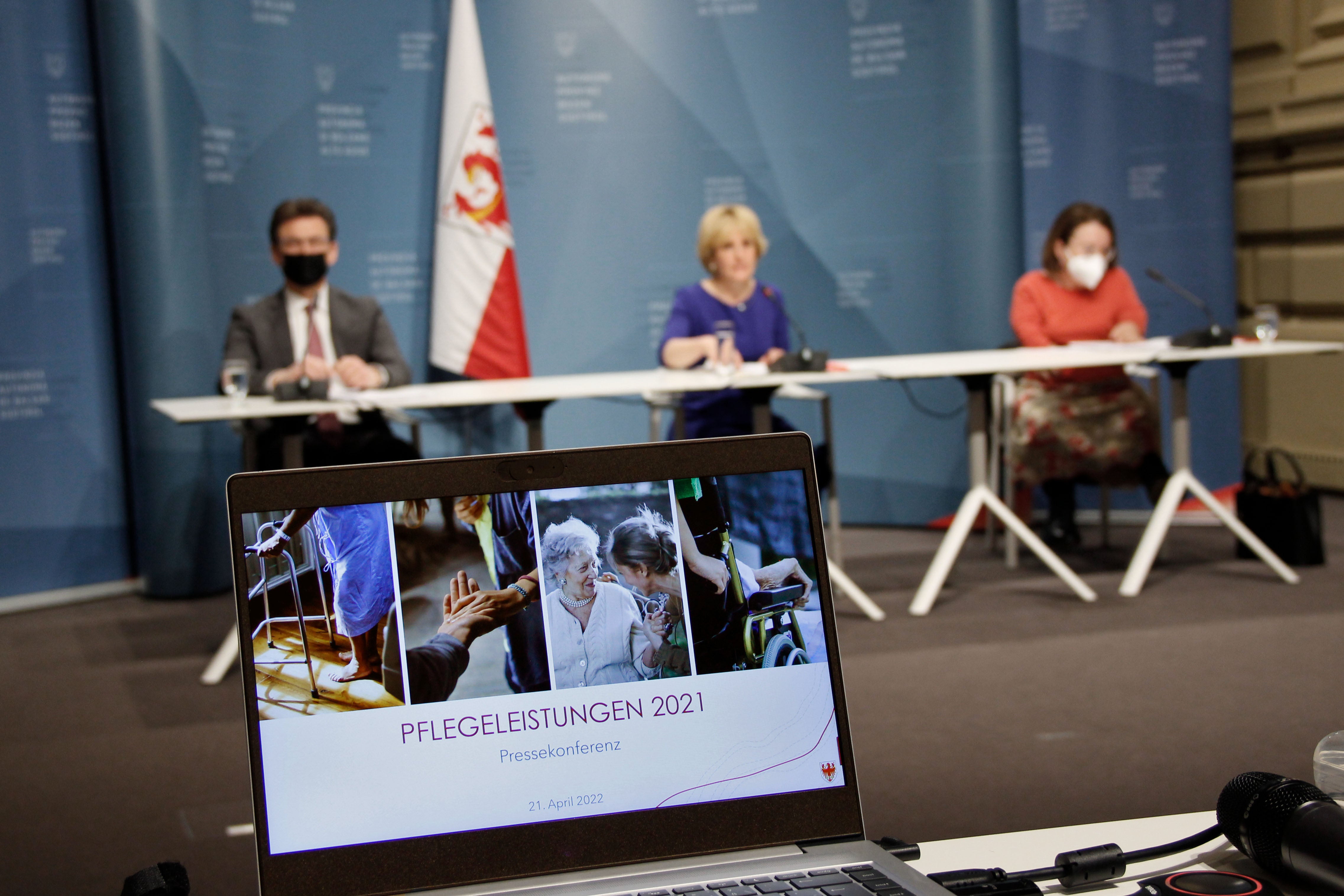 2021 wurden 255 Millionen Euro als Pflegegeld ausbezahlt, unterstützt werden ältere, pflegebedürftige Menschen zudem u. a. über den Hauspflegedienst. (Foto: LPA/Greta Stuefer)