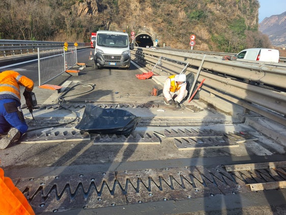 Der Straßendienst des Landes hat auf Hochtouren gearbeitet, um die aufwändigen, aber für die Sicherheit der Verkehrsteilnehmer dringend notwendigen Arbeiten auf der Schnellstraße MeBo bei der Brücke vor dem Tunnel Sigmundskron früher als geplant zu beenden. (Foto: Straßendienst)