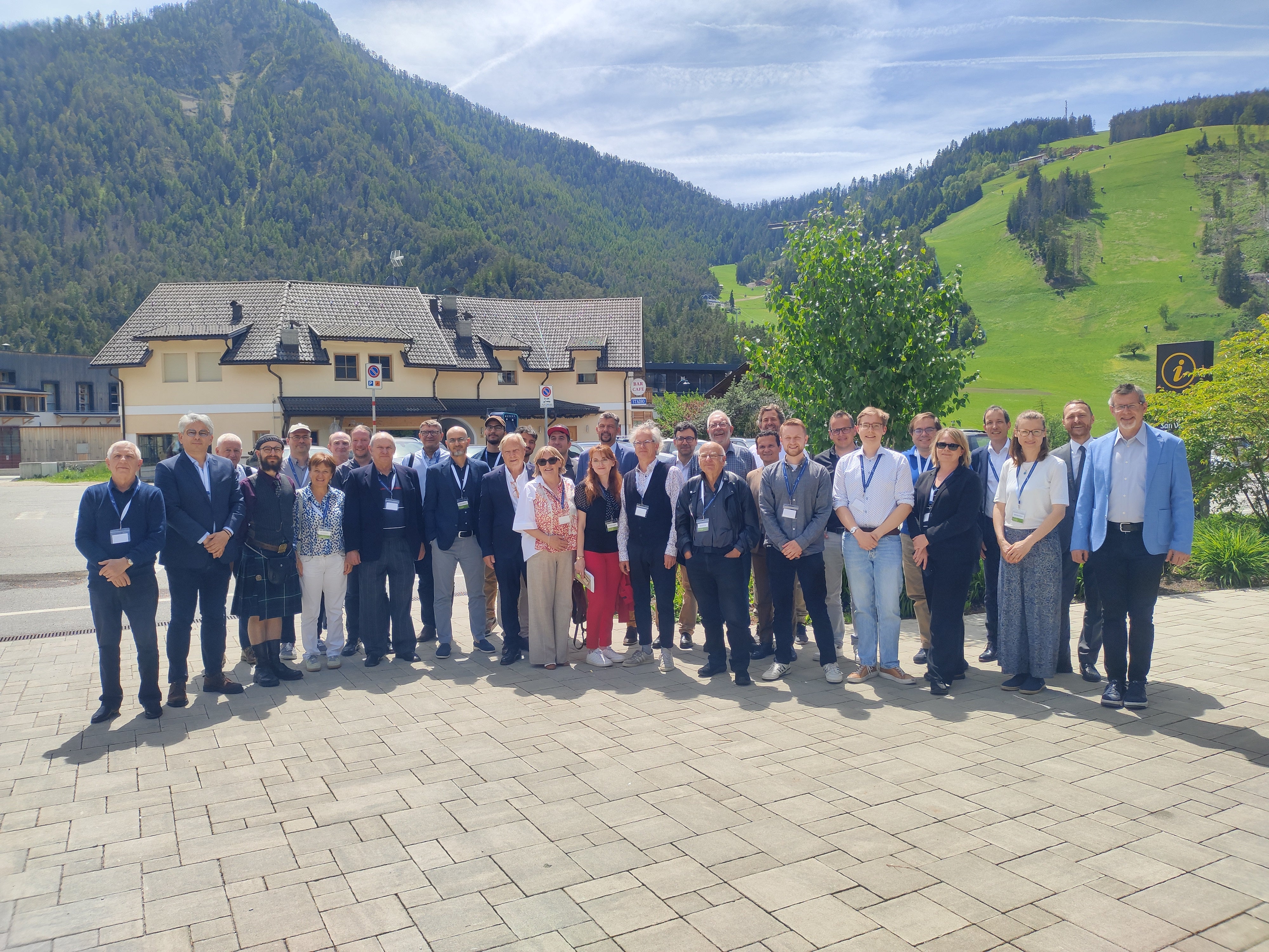 Per la prima volta, San Vigilio di Marebbe ha ospitato la conferenza annuale del gruppo di lavoro Non-Kin-State dell’Unione Federale delle Nazionalità Europee (FUEN). Il tema centrale è stato l’uso delle lingue regionali in occasione di grandi eventi sportivi, culturali e sociali. (Foto: USP/Direzione Istruzione, Formazione e Cultura ladina)