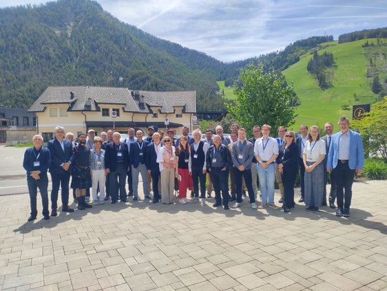 Per la prima volta, San Vigilio di Marebbe ha ospitato la conferenza annuale del gruppo di lavoro Non-Kin-State dell’Unione Federale delle Nazionalità Europee (FUEN). Il tema centrale è stato l’uso delle lingue regionali in occasione di grandi eventi sportivi, culturali e sociali. (Foto: USP/Direzione Istruzione, Formazione e Cultura ladina)