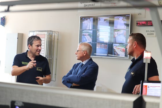 Der stellvertretende Kommandant der Berufsfeuerwehr Andrea Lazzarotto (links) hat Regierungskommissär Vito Cusumano bei seinem Besuch der Zentralen der Agentur für Bevölkerungsschutz begleitet, im Bild die Zentrale der Berufsfeuerwehr. (Foto: LPA/Maja Clara)