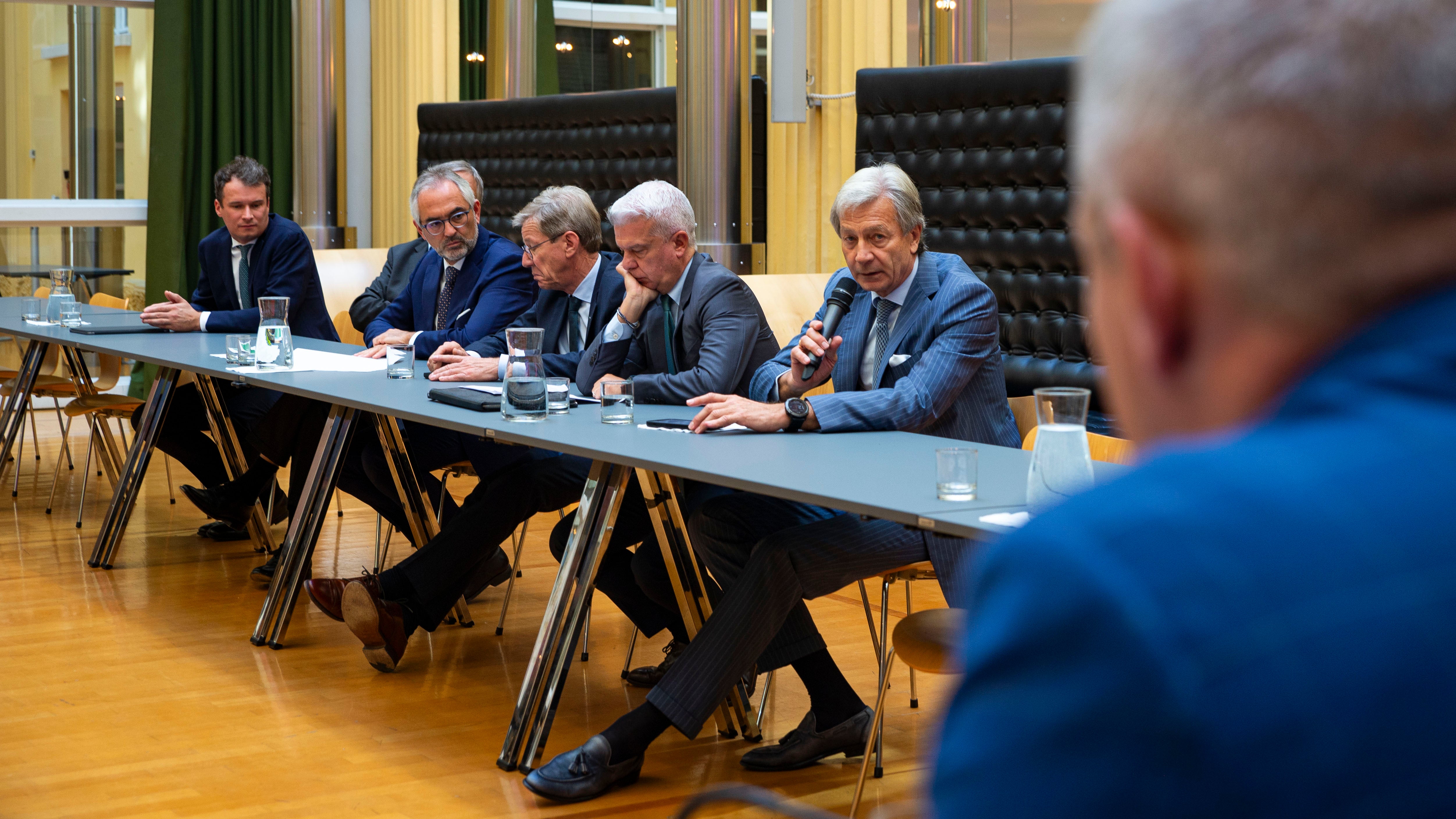 Bei einem Treffen mit den Südtiroler Banken hat sich der Landeshauptmann für Maßnahmen zur Entlastung von Familien und Unternehmen ausgesprochen und die Unterstützung des Landes zugesagt. (Foto: LPA/Brucculeri)