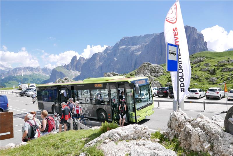Le nuove fermate degli autobus e l'area di svolta lungo Passo Sella sono pensate per assecondare la sempre maggiore richiesta di spostamenti nei mesi estivi e di poter gestire in sicurezza le soste e la svolta dei mezzi per tornare a valle (Foto: ASP/Roman Clara) 