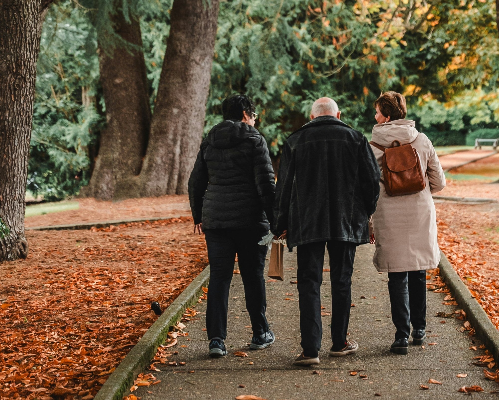 Regelmäßige Bewegung und soziale Kontakte tragen dazu bei, Gesundheit, Wohlbefinden und Selbstständigkeit im Alter zu erhalten, darauf weist das Gesundheitsressort des Landes hin. (Foto: Unsplash. Das Foto darf nur in Zusammenhang mit dieser Pressemitteilung verwendet werden)