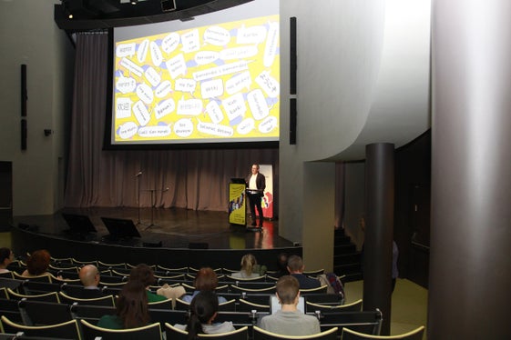 Bildungsdirektor Gustav Tschenett bei der heutigen Tagung zur Mehrsprachigkeit (Foto: LPA/Deutsche Bildungsdirektion/Verena Hilber)