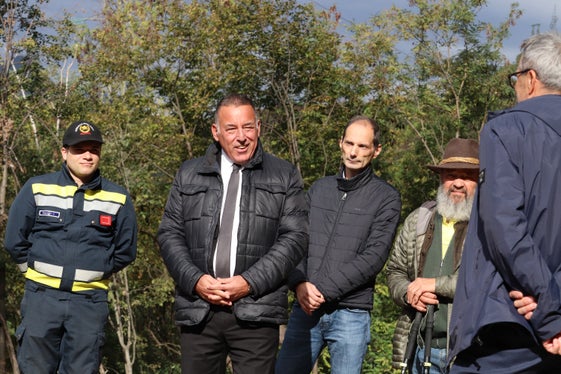 Danke für dieses Bauwerk und für die Zusammenarbeit, sagte Bozens Vizebürgermeister Stephan Konder (Zweiter von links) zu Landeshauptmann und Bevölkerungsschutzlandesrat Arno Kompatscher (ganz rechts im Bild); mit im Bild von links der stellvertretende Kommandant der Freiwilligen Feuerwehr Oberau-Haslach Damian Prenner, Geometer Paolo Azzali vom Gemeindeamt für Zivilschutz, Geologie und Energie, der ehemalige Landesgeologe Ludwig Nössing. (Foto: LPA/Maja Clara)