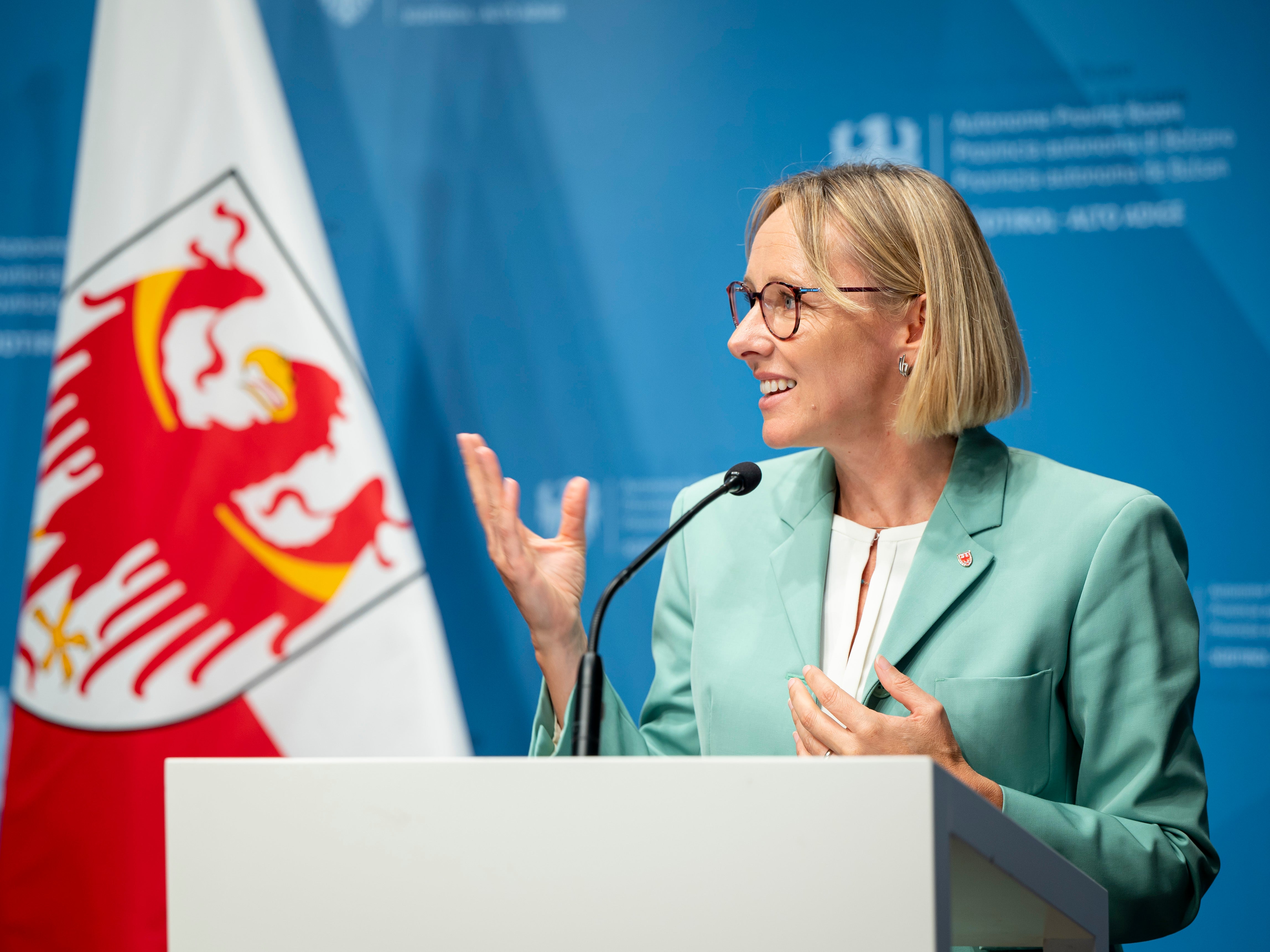 Via libera ai prossimi passi per pagare ai dipendenti un sensibile e strutturale adeguamento all'inflazione dei loro stipendi, ha dichiarato Magdalena Amhof, assessora provinciale al Personale, durante la conferenza stampa in seguito alla seduta della Giunta provinciale. (Foto: USP/Fabio Brucculeri)