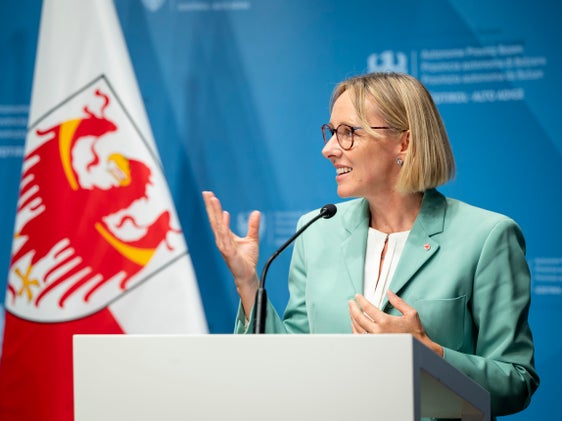 "Via libera ai prossimi passi per pagare ai dipendenti un sensibile e strutturale adeguamento all'inflazione dei loro stipendi", ha dichiarato Magdalena Amhof, assessora provinciale al Personale, durante la conferenza stampa in seguito alla seduta della Giunta provinciale. (Foto: USP/Fabio Brucculeri)