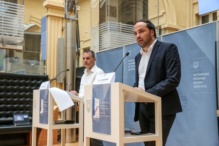 Vorstellung des Arbeitsmarktberichtes für den Zeitraum November 2022 bis April 2023 mit Landesrat Philipp Achammer (r.) und Abteilungsdirektor Stefan Luther (l.): Südtirols Arbeitsmarkt verzeichnet eine positive Grundentwicklung: Abhängig Beschäftigte nehmen leicht zu, aber differenziert nach Wirtschaftssektoren, Betriebsgröße und Arbeitnehmergruppen. (Foto: LPA/Ingrid Silginer)