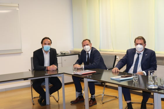 Insieme per contrastare la carenza di manodopera qualificata e far progredire la digitalizzazione: l'assessore Achammer con il suo omologo per l'economia e il turismo della Bassa Austria, Jochen Danninger, e il presidente della Camera di commercio della Bassa Austria, Wolfgang Ecker (Foto: ASP / Edith Benischek) 