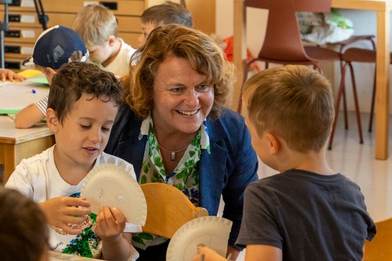 Auch im Sommer gut betreut: Viele Kinder haben im heurigen Sommer ein Angebot der Sommerbetreuung besucht oder werden es noch besuchen. Landesrätin Pamer hat mehrere Projekte (im Bild in Nals) besucht. (Foto: LPA/Hannes Wisthaler)