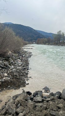 Die Wildbacharbeiter haben auf der orographisch linken Seite des Eisacks im Gemeindegebiet Brixen 13 Steinbuhnen aus Zyklopen ohne Beton errichtet; links im Bildhintergrund einige davon. (Foto: Landesamt für Wildbach- und Lawinenverbauung Nord)