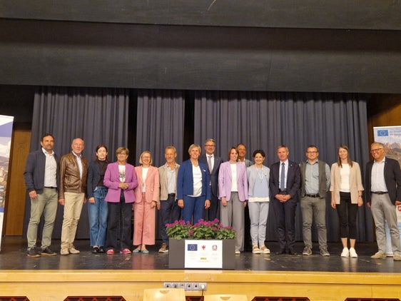 Presso la la Casa polifunzionale "Sarner Bürgerhaus" di Sarentino, il 24 settembre rappresentanti della Provincia, delle aree LEADER e dei Gruppi di Azione Locale (GAL) hanno tracciato un bilancio dei risultati raggiunti nel precedente periodo di programmazione 2014-2022 e nell'attuale periodo di programmazione 2023-2027, illustrando al contempo le prospettive per il futuro sviluppo delle aree rurali. (Foto: USP/Katharina Trocker)