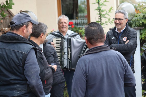 Dank an die Wildbachverbauung: Steineggerbach-Anrainer Luciano hat vor Freude auf seiner Ziehharmonika aufgespielt; rechts im Bild Landeshauptmann und Bevölkerungsschutzlandesrat Arno Kompatscher (Foto: LPA/Maja Clara)