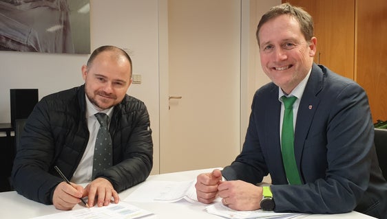 L'assessore provinciale Massimo Bessone insieme al direttore della Ripartizione amministrazione patrimonio, Daniel Bedin, hanno presentato alla Giunta il  programma annuale 2023 delle alienazioni, elaborato dall'Ufficio beni patrimoniali (Foto: ASP)