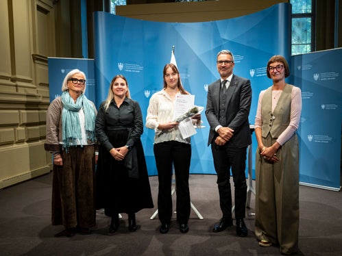 Nadia Mazzardis (Vizepräsidentin des Landesbeirats für Chancengleichheit für Frauen, im Bild von links), Präsidentin Ulrike Oberhammer, die Erstplatzierte Sofia Moaratti, Landeshauptmann Arno Kompatscher und Moderatorin Heidi Hintner. (Foto: LPA/Fabio Brucculeri)