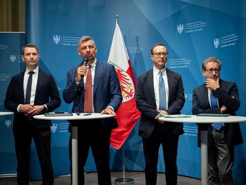 Laut Daten von RFI sind 88 Prozent der Züge in Südtirol pünktlich. Mobilitätslandesrat Daniel Alfreider (im Bild Zweiter von links) betonte die Bedeutung der Verantwortung aller Beteiligten gegenüber den Bürgerinnen und Bürgern, um den Bahndienst weiter zu verbessern. Auf dem Foto von links: Ressortdirektor Martin Vallazza, Landesrat Alfreider, der Regionaldirektor Trentino-Südtirol von Trenitalia, Roger Hopfinger, sowie der Abteilungsdirektor Bahn SAD, Maurizio Chiusa. (Foto: LPA/Fabio Brucculeri)
