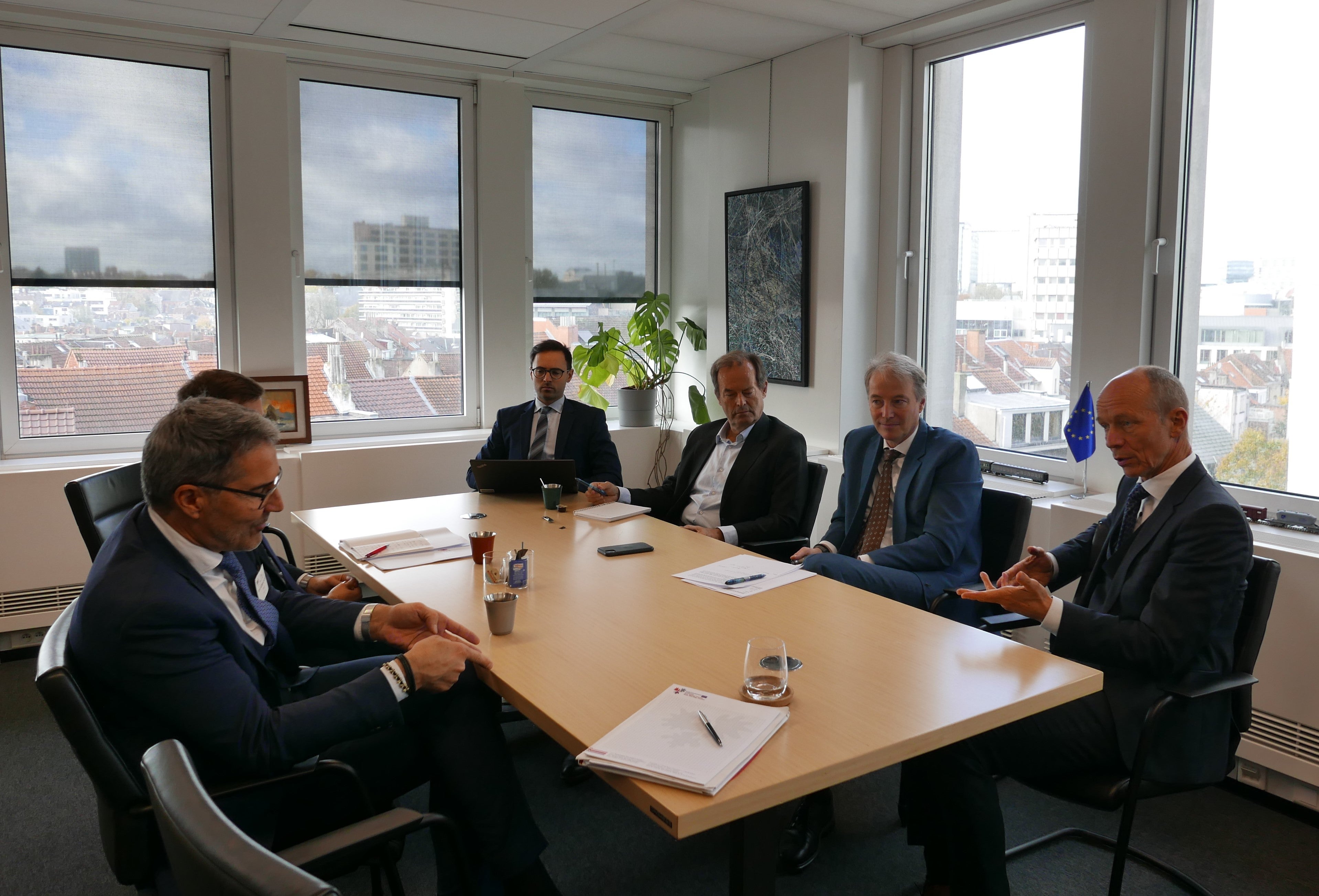 Verhandlungen statt Gerichtsstreit - dafür hat sich Landeshauptmann Kompatscher heute bei einem Treffen mit Spitzenvertretern der Generaldirektion für Mobilität und Transport der EU-Kommission ausgesprochen, im Bild (v.l.) Giacomo Migliore und Thomas Kaufmann, beide Policy Officer der Generaldirektion Mobilität und Verkehr (DG MOVE), Kristian Schmidt, Direktor Land Transport, Herald Rujiters, stellvertretender Generaldirektor DG MOVE und Direktor Investment, innovativer und nachhaltiger Transport (Foto: LPA/Dominik Holzer)