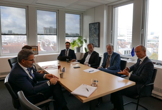 Verhandlungen statt Gerichtsstreit - dafür hat sich Landeshauptmann Kompatscher heute bei einem Treffen mit Spitzenvertretern der Generaldirektion für Mobilität und Transport der EU-Kommission ausgesprochen, im Bild (v.l.) Giacomo Migliore und Thomas Kaufmann, beide Policy Officer der Generaldirektion Mobilität und Verkehr (DG MOVE), Kristian Schmidt, Direktor Land Transport, Herald Rujiters, stellvertretender Generaldirektor DG MOVE und Direktor Investment, innovativer und nachhaltiger Transport (Foto: LPA/Dominik Holzer)