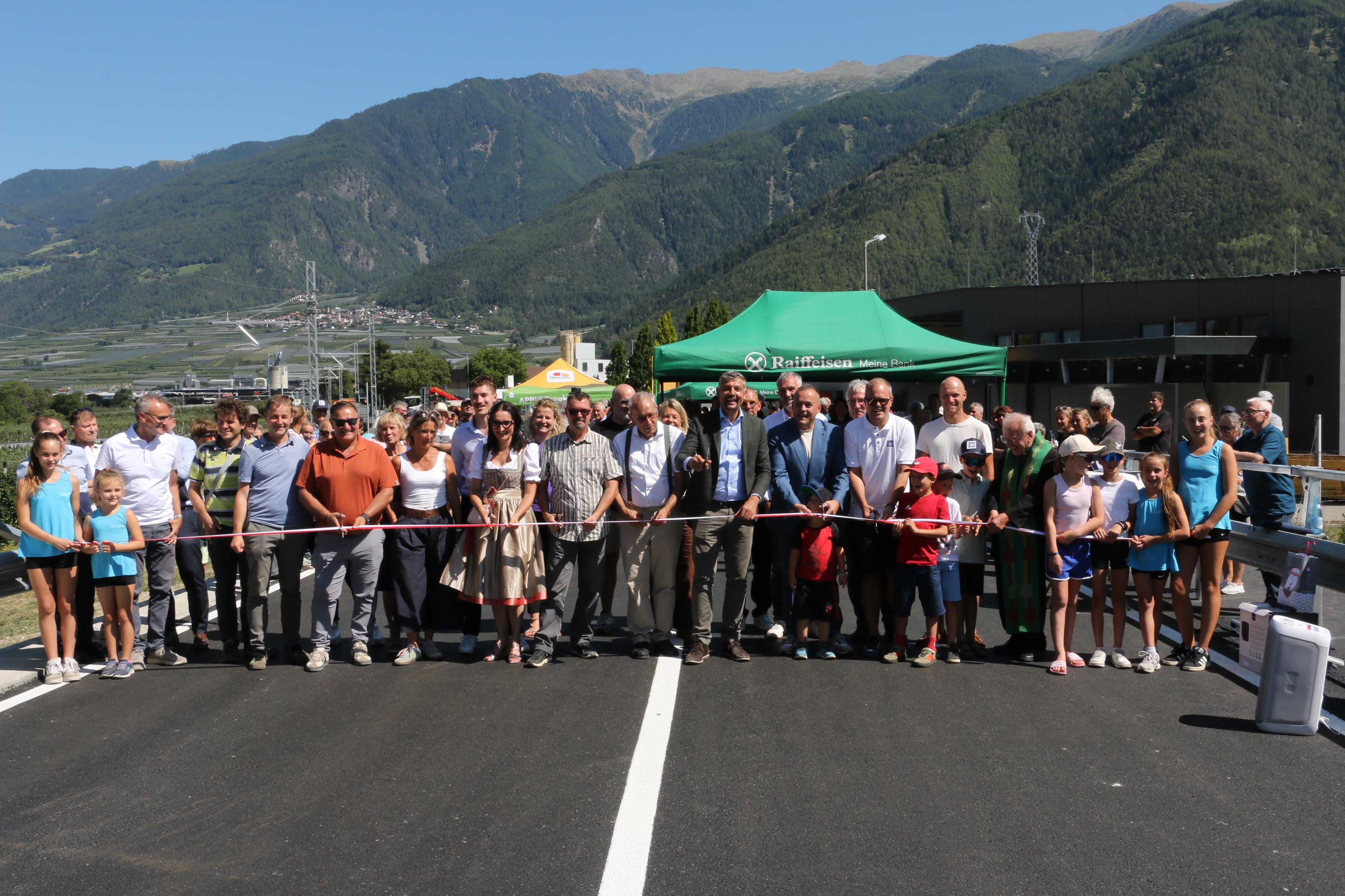 È stato inaugurato venerdì 24 luglio, il nuovo ponte sul Rio Plima lungo la strada provinciale SP 90, in prossimità della zona produttiva di Laces. L’opera, la cui apertura è stata celebrata dal vicepresidente della Provincia e assessore alle Infrastrutture e alla Mobilità Daniel Alfreider e dal sindaco di Laces Mauro Dalla Barba, era necessaria per assicurare maggiore sicurezza e un’infrastruttura moderna agli utenti della strada. (Foto: USP/Dipartimento Infrastrutture e Mobilità)