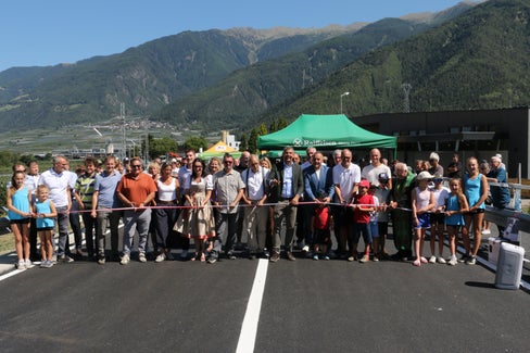 Am Freitag, 24. Juli, wurde die neue Brücke über den Plimabach an der Landesstraße SP 90 in der Nähe des Gewerbegebiets von Latsch eröffnet. Der Landesrat für Infrastrukturen und Mobilität Daniel Alfreider sowie Bürgermeister Mauro Dalla Barba freuten sich über das fertig gestellte Projekt. (Foto: LPA/Ressort Infrastrukturen und Mobilität)
