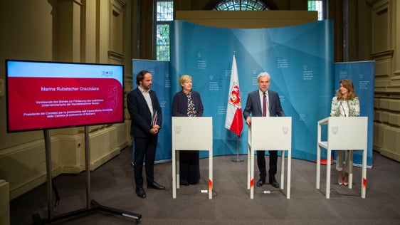 Das Land unterstützt künftig Unternehmerinnen, Freiberuflerinnen und Selbstständige aller Wirtschaftsbereiche, wenn es darum geht Familie und Beruf zu vereinbaren. Die Maßnahme wurde heute im Landhaus 1 vorgestellt. (Foto: LPA/Fabio Brucculeri)