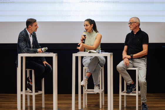 Nachhaltige Ernährung im Fokus: Stephanie Völser, Koordinatorin von "Eggental Taste Local" (Mi.) und Karl Oberhollenzer der Wippland Genossenschaft (r.) im Gespräch mit Moderator Thomas Vonmetz. (Foto: Eurac Research)