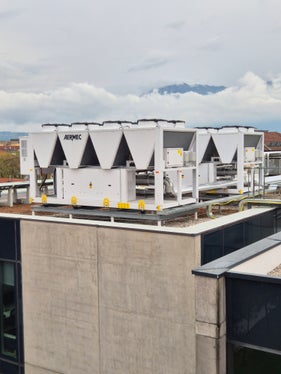 Im Rahmen der Vereinbarung zwischen dem Land Südtirol und Eurac Research wurden Instandhaltungsarbeiten durchgeführt. Neben der Sanierung des Dachs und der Installation von Photovoltaikanlagen wurden auch die Lüftungsgeräte ausgetauscht. (Foto: LPA)