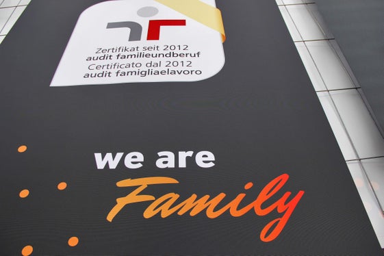 Con l'audit famigliaelavoro i datori di lavoro vengono accompagnati verso una politica aziendale che si concilia con la vita familiare dei loro dipendenti (Foto: ASP/Greta Stuefer)
