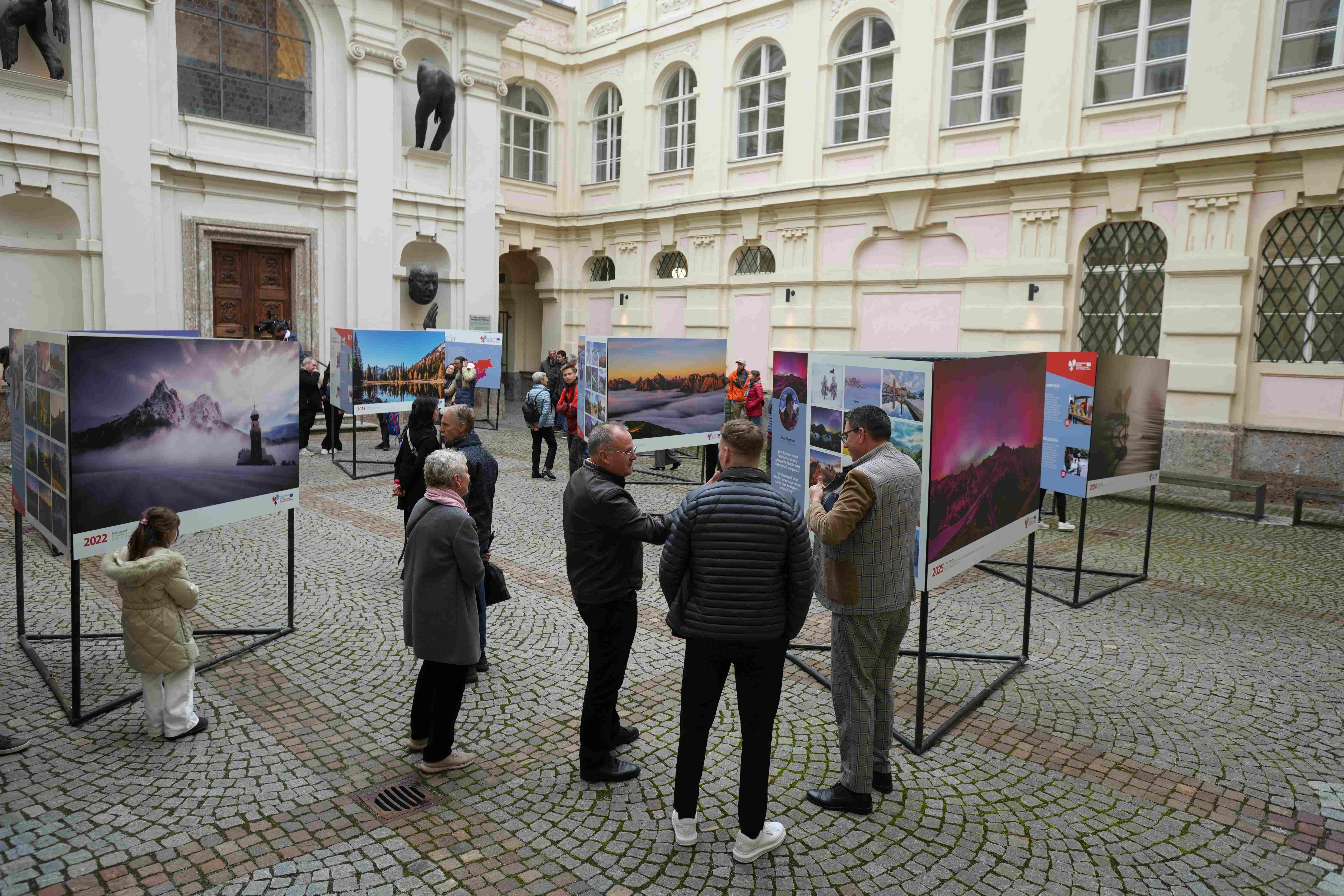 Die Wanderausstellung 10 Jahre Euregio-Kalender vor der Georgskapelle des Tiroler Landhauses (Foto: Land Tirol/Danijel Jovanovic)