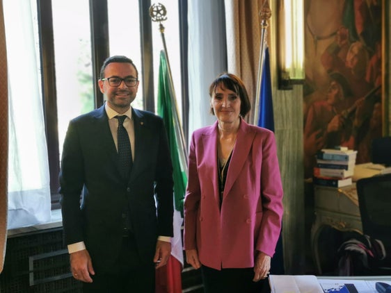 Landesrat Marco Galateo hat sich mit Regierungskommissärin Maddalena Travaglini über aktuelle Themen seines Ressorts ausgetauscht. (Foto: LPA)