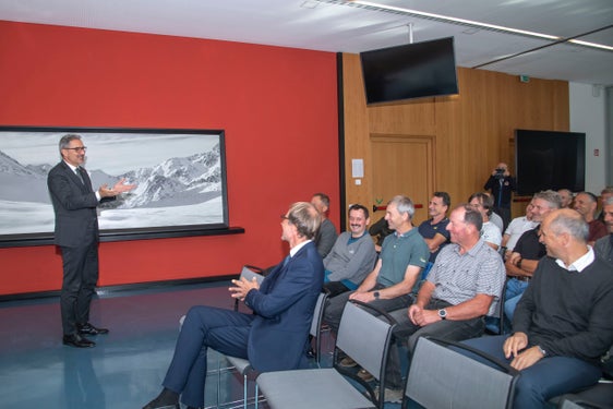 Il presidente della Provincia e assessore provinciale alla Protezione civile Arno Kompatscher, il 7 ottobre, nell’Aula della Protezione civile, si è rivolto ai pensionati della Sistemazione bacini montani dell’Agenzia per la Protezione civile: “Con la vostra esperienza, la vostra disponibilità e il vostro senso di responsabilità avete contribuito a rendere più sicuro il nostro territorio. Per voi questo è motivo di orgoglio per quanto realizzato, per noi è motivo di gratitudine”. (Foto: USP/Othmar Seehauser)
