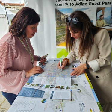 Martina Leitner (a destra) allo stand della Provincia autonoma di Bolzano al Villaggio delle Regioni di Campo San Polo, a Venezia (Foto: USP)