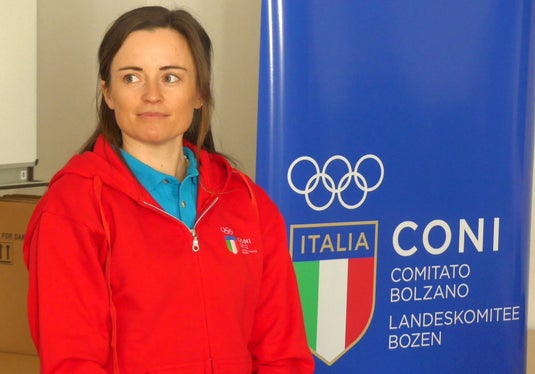 Ex-Biathletin Karin Oberhofer, Gewinnerin der Bronzemedaille bei den Winterspielen in Sochi 2014, ermöglichte es den Schülerinnen und Schülern, eine Olympiamedaille von Nahem zu sehen. (Foto: LPA/Hannes Kröss)