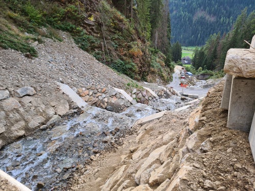 An der Hochwassersicherheit im Messnerbach in Ulten wird weiter gebaut: Ab Juli errichtet die Wildbachverbauung weitere Sperren, diesmal erstmals aus ökologischem Beton. (Foto: LPA/Landesamt für Wildbach- und Lawinenverbauung Süd in der Agentur für Bevölkerungsschutz)